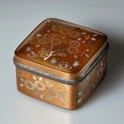 【技の器③】植松包美 菊枝鳥螺鈿蒔絵香合(きくえだとりらでんまきえこうごう)